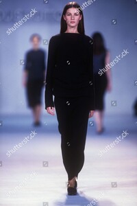 louis-vuitton-fall-1998-rtw-paris-shutterstock-editorial-6906488ac.jpg