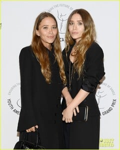mary-kate-olsen-ashley-olsen-youth-america-grand-prix-02.thumb.jpg.bfa5b5f7c64d6c5be68d867505239403.jpg