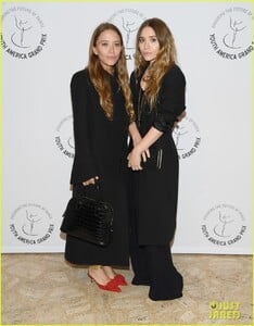 mary-kate-olsen-ashley-olsen-youth-america-grand-prix-03.thumb.jpg.922d6d1f149250af8df19b9775fa7edf.jpg