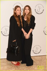 mary-kate-olsen-ashley-olsen-youth-america-grand-prix-05.jpg