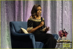 michelle-obama-hits-the-stage-for-becoming-book-tour-in-london-02.jpg