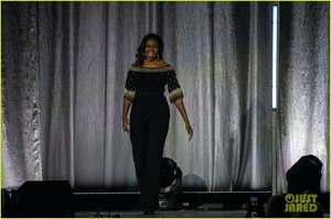 michelle-obama-hits-the-stage-for-becoming-book-tour-in-london-06.jpg