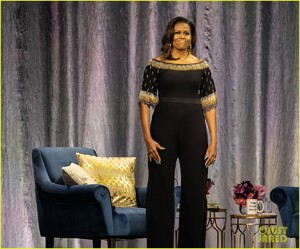 michelle-obama-hits-the-stage-for-becoming-book-tour-in-london-09.jpg