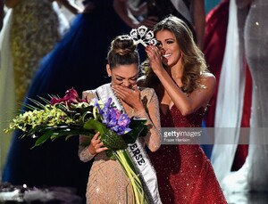miss-south-africa-2017-demileigh-nelpeters-reacts-as-she-is-crowned-picture-id879867336.jpg