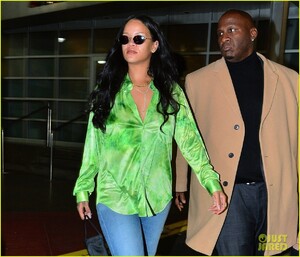 rihanna-leaves-photo-shoot-nyc-05.jpg