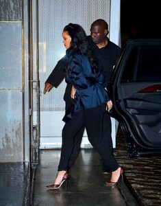 rihanna-perry-street-restaurant-in-nyc-04-12-2019-1.thumb.jpg.c7c570952d035044b48b39f499ce073a.jpg