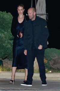 rosie-huntington-whiteley-and-jason-statham-at-nobu-in-malibu-04-12-2019-3.thumb.jpg.0d6648255501f5818bf5b5e2c06d2d56.jpg