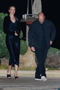 rosie-huntington-whiteley-and-jason-statham-at-nobu-in-malibu-04-12-2019-5.thumb.jpg.aa33c696faa40c0c31732e0b368bdb95.jpg