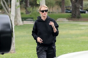 rosie-huntington-whiteley-at-a-park-in-beverly-hills-1.thumb.jpg.305fb9e109f126068c6a74136202a967.jpg