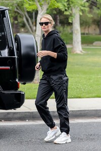 rosie-huntington-whiteley-at-a-park-in-beverly-hills-4.thumb.jpg.b506e95df48c5155b4b769d4f75e52db.jpg