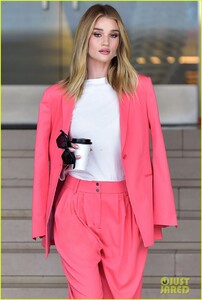 rosie-huntington-whiteley-office-day-01.thumb.jpg.01c95c5ed36e01b0478e2b685a9a1263.jpg