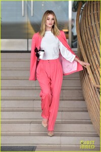 rosie-huntington-whiteley-office-day-02.thumb.jpg.69c56b25fb3a406dd85703e92c8df62a.jpg