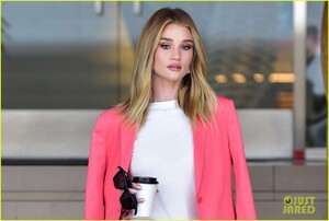 rosie-huntington-whiteley-office-day-03.thumb.jpg.81b501d632ee59f7415c21ee60afc0dc.jpg