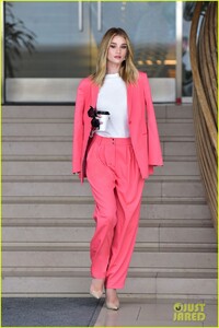 rosie-huntington-whiteley-office-day-04.thumb.jpg.5ec627e5b647c1dc668652de523e7ad0.jpg