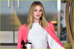 rosie-huntington-whiteley-office-day-06.thumb.jpg.24bb92353d285306f4f6993b7cb90ee3.jpg