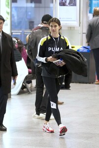 sara-sampaio-aat-airport-in-montreal-04-26-2019-4.jpg