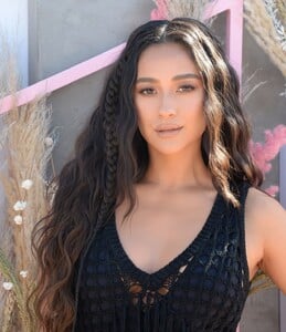 shay-mitchell-revolve-party-at-coachella-in-indio-04-13-2019-1.thumb.jpg.8078a70bc15ec3cc864d578e6288471f.jpg