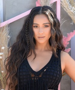 shay-mitchell-revolve-party-at-coachella-in-indio-04-13-2019-2.thumb.jpg.c07d699bede1f6f555dbf61b554274ea.jpg