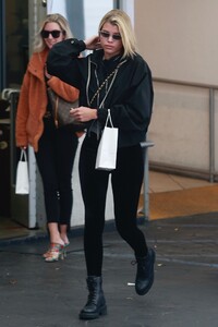 sofia-richie-out-in-beverly-hills-04-11-2019-3.jpg