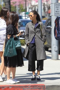 thandie-newton-shops-in-beverly-hills-04-01-2019-1.jpg