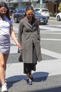 thandie-newton-shops-in-beverly-hills-04-01-2019-2.jpg