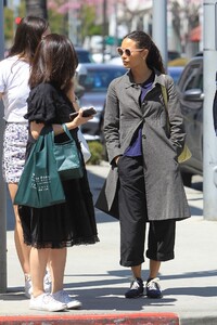 thandie-newton-shops-in-beverly-hills-04-01-2019-5.jpg