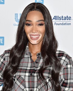 winnie-harlow-we-day-california-2019-5.thumb.jpg.7a53fa2fb560c6bb766b509dd7e269b4.jpg