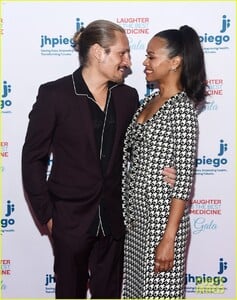 zoe-saldana-marco-erego-couple-up-jhpiego-gala-02.jpg