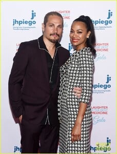 zoe-saldana-marco-erego-couple-up-jhpiego-gala-08.jpg