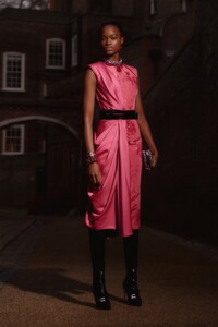00004-alexander-mcqueen-pre-fall-19.thumb.jpg.903d3153c5884fdb3fcea78faec84e8c.jpg