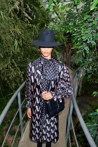 00008-Valentino-Resort-2020.thumb.jpg.1252e2713da04649dee0b80bc7f01d35.jpg