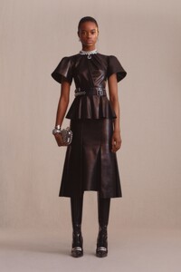 00014-alexander-mcqueen-pre-fall-19.thumb.jpg.38354bd63be5ebb4aae258c6eccdfdfb.jpg