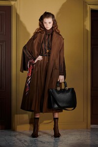 00015-fendi-resort-20.thumb.jpg.1eb5e50058285a42cd5216f3036a995c.jpg