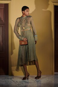 00017-fendi-resort-20.thumb.jpg.7aa14841853385cd20e2c8c4cb4676ed.jpg