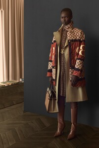 00038-BURBERRY-RESORT-2020-LONDON.thumb.jpg.7bfc13480c7c6d723e42876e4cd60d18.jpg