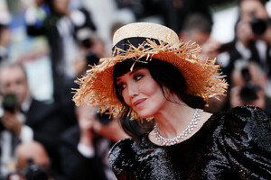 Isabelle+Adjani+Le+Belle+Epoque+Red+Carpet+9VPPaiV7McBx.jpg