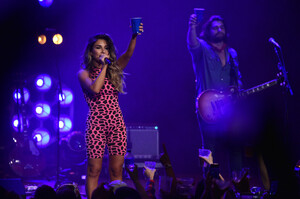 Jessie+James+Decker+Sisterhood+Band+Concert+OvGyxWWH43px.jpg