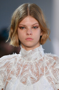 1043864474_NoonNoorRunwayFebruary2019NewYorkFashionj9RGw8Ib5lWx.thumb.jpg.20e16f85939a96a5f62ac6fcfcab77d2.jpg
