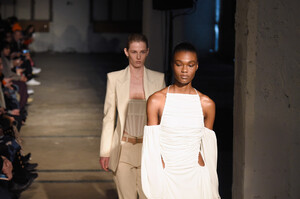 1047168524_DionLeeRunwayFebruary2019NewYorkFashionu6kJrhfGTYDx.thumb.jpg.39ca0131d3d11dbf4ace560145c2915f.jpg