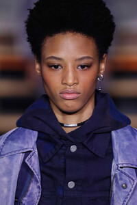 1061137519_JohnElliottRunwayFebruary2019NewYorkTw0nfI7w7JDx.thumb.jpg.03507772a6798a23379fa053dd434ceb.jpg