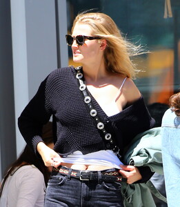 106855680_hqcelebcorner-2.jpg