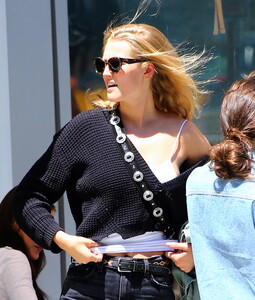106855684_hqcelebcorner-3.jpg