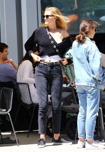 106855687_hqcelebcorner-4.jpg