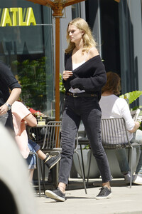 106855711_hqcelebcorner-8.jpg