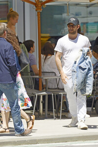 106855727_hqcelebcorner-10.jpg