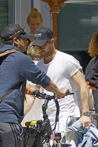 106855768_hqcelebcorner-13.jpg