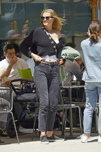 106855781_hqcelebcorner-14.jpg