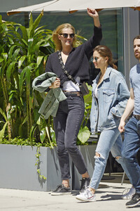 106855814_hqcelebcorner-17.jpg