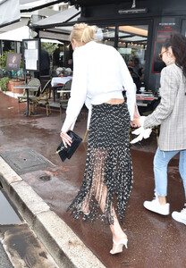 107421625_hqcelebcorner-12.jpg