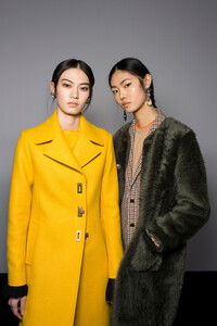 1075625844_tory-burch-bks-g-rf19-5428(1).thumb.jpg.e6aa11a19edf9f6a26d5bcfeb5632123.jpg